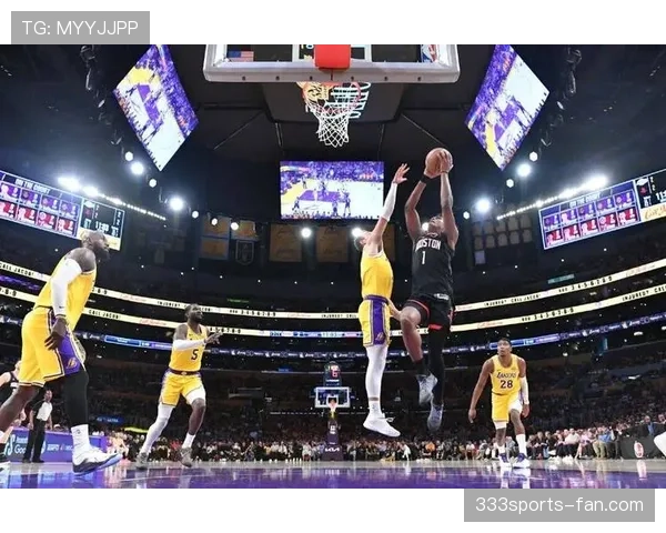 库兹马利用挡拆创造空位投篮效率提升，成为湖人关键得分点