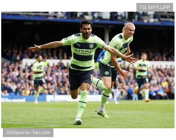 京多安如何通过回撤出球在强强对话中主导中场进攻？